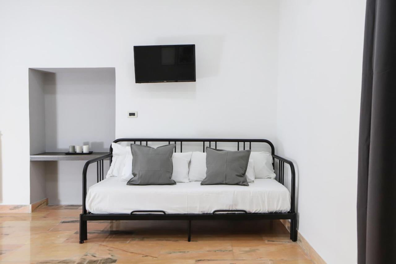 Modern Apartment At Piazza Del Gesu' By Wonderful Italy Neapel Exterior foto